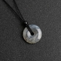 Pendaglio a ciambella in labradorite grigia con cordino nero e perla regolabile - Labradorite