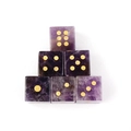 Juego de seis dados de amatista natural púrpura con números grabados en oro y textura - Amatista