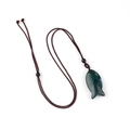 Pendentif en forme de poisson en pierre naturelle vert foncé avec corde tressée brune - Agate d'Inde