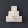 Juego de seis dados d6 de piedra blanca natural con elegantes puntos dorados grabados - Cristal de roca