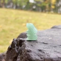 Statuetta di coniglio intagliata in avventurina verde su una roccia naturale - Avventurina Verde