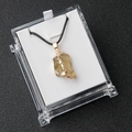 Anhänger aus Citrin-Rohstein mit Goldrand an einer schwarzen Kordelkette in Displaybox - Citrin