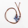 Collier avec pendentif fleur en pierre bleue à cinq pétales et cordon en daim marron - Pierre à Points Bleus