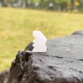 Statuetta di coniglio in quarzo rosa intagliato a mano con finitura liscia su roccia - Quarzo rosa