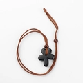Collier avec fleur en pierre noire sculptée, cordon en suède marron et perles en bois - Obsidienne