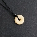 Collana con pendente a ciambella in agata gialla chiara e cordino intrecciato nero - Giada gialla