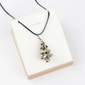 Pendentif sapin de Noël en pierre naturelle tachetée avec cordon noir et fermoir en métal - Jaspe dalmatien