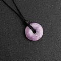 Collana con pendente a ciambella in ametista viola naturale con cordino nero intrecciato - Pietra Lilla