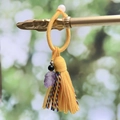 Portachiavi boho con nappa gialla con pietra di ametista grezza e perla nera - Oro