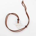 Collier artisanal fleur blanche sculptée avec cordon en daim marron et perles en bois - Opale (Synthétique)