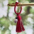 Portachiavi boho con nappa rossa e ciondolo in grappolo di ametista naturale - Borgogna