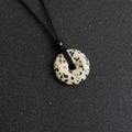 Ciondolo a ciambella in diaspro dalmata con collana minimalista in corda nera intrecciata - Pietra Macchiata