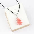 Pendentif sapin de Noël en pierre rose avec cordon noir sur présentoir blanc - Rouge Pastèque (Synthétique)