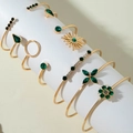 Détail du lot de 6 bracelets dorés avec cristaux vert émeraude et breloques de fleurs - Ensemble 6 pièces vert doré (31287-bra-G)