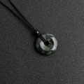 Ciondolo a ciambella in pietra naturale verde con cordino nero intrecciato e perla - Pietra di Passero