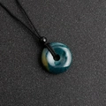 Ciondolo a ciambella in agata blu-verde scuro con cordoncino nero e perla nera - Agata Indiana