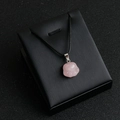 Pendaglio a zampa di gatto in pietra naturale rosa con cordino nero e gancio argento - Quarzo rosa