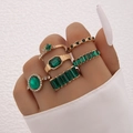 Primer plano del set de anillos dorados vintage con piedras verdes y diamantes - Juego de 6 Piezas de Lujo Vintage Verde (24270-green)