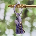 Portachiavi bohémien con nappa viola, pietra ametista e cordino intrecciato a mano - Viola Chiaro