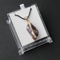 Amethyst-Kristallanhänger mit vergoldetem Rand und schwarzer Kordel in Geschenkbox - Dunkler Amethyst