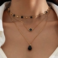 Détail du collier doré à trois rangs avec trèfle noir et pendentifs en goutte - Style trèfle noir et or (23931-nek-black-3)