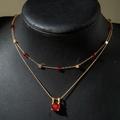 Détail d'un collier doré à deux rangs avec pendentif en pierre rouge sur buste - Or avec pierre rouge (31476-nek-red-EP)