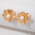 Primer plano de pendientes de flor dorada con pétalos texturizados y detalle de perla - Estilo de Perla de Pétalo en Capas de Oro (23501-gold)