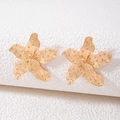 Dettaglio macro di orecchini a stella marina dorati con trama in metallo spazzolato - Stile Stella Marina (25006-gold)