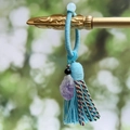Portachiavi boho celeste con cristallo di ametista e nappe intrecciate colorate - Azzurro