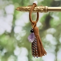 Ciondolo boho in ametista viola con nappa marrone fatta a mano e dettagli colorati - Giallo