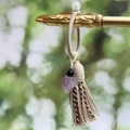 Portachiavi boho con nappa, cristallo di ametista naturale e intreccio colorato a mano - Caffè Chiaro