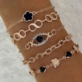 Dettaglio di un set di cinque braccialetti vintage con quadrifoglio e occhio del male al polso - Set da 5 Pezzi Malocchio Quadrifoglio (23362-bra-G-2)