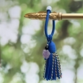 Portachiavi boho fatto a mano con nappa blu, cristallo di ametista e perline colorate - Blu Klein