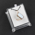 Unregelmäßiger weißer Kristallanhänger mit Goldkante an schwarzer Kordelkette - Opal