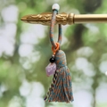 Portachiavi boho fatto a mano con nappa blu-arancio e cristallo di ametista - Multicolore 2