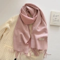 Dettaglio di sciarpa scozzese rosa con etichetta tessuta ed eleganti frange - Rosa