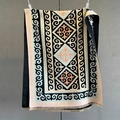 Vista dettagliata dello scialle bohémien a motivi geometrici con frange e trama a maglia - Nero (GSJ-547)