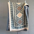 Dettaglio di sciarpa con motivi geometrici, stampe etniche e bordi a frange - Grigio (GSJ-547)
