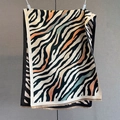 Detail eines weichen Kaschmir-Gefühl-Schals mit Zebra-Mustern und Fransen-Abschluss - Mode Zebra-Druck Schwarz (GSJ-548-Schwarz)