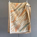 Vista dettagliata dello scialle effetto cashmere con stampa zebrata e frange eleganti - Giallo Terra