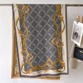 Sciarpa jacquard grigio scuro con motivi a catena dorati e morbide frange per l'autunno - Stile Lettera a Catena Patchwork Grigio (FYR-5-Grey)