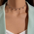 Collar gargantilla de plata con colgantes redondos de piedras negras en una modelo femenina - Cadena Plateada Colgante Negro (23049-black)