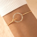 Vue détaillée d'un bracelet jonc doré orné d'un cercle serti de cristaux scintillants - Cercle Pavé de Strass (21524)
