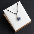 Ciondolo cappello da strega in sodalite blu con cordino nero in una scatola regalo dorata - Pietra a Macchie Blu