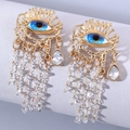 Detail von goldenen Evil-Eye-Ohrringen mit Kristallfransen und blauen Akzenten - Gold (25525-gold)