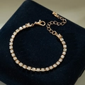 Dettaglio del bracciale tennis dorato regolabile con cristalli quadrati su velluto - Bracciale Tennis Oro Singolo (30726-bra-G-EP) / Oro