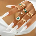 Boho Goldring-Set mit smaragdgrünen Steinen und Schlangenmotiv an der Hand - Schlangenwelle 7-teiliges Set (23592-gold)
