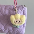 Süßer Plüsch Blumen Schlüsselanhänger mit Stickgesicht auf lila Stepptasche - Gelber Tulpenpuppen Anhänger