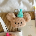 Süßer Teddybär Schlüsselanhänger in Braun mit grüner Strickmütze für Taschen und Etuis - Hellblauer Hut Bär mit schiefem Mund