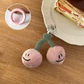 Plüsch Kirsch Schlüsselanhänger in Lila mit Lächeln und verbessertem Metallring - Rosa Kirsch-Emoji-Anhänger